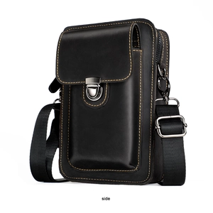 Dettaglio della borsa in pelle con cuciture arancioni a contrasto e fibbia in metallo