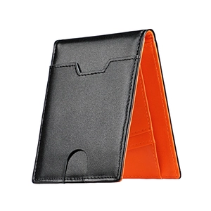 Detail der schmalen Brieftasche mit schwarzem Äußeren und hellorangem Leder-Innenfutter