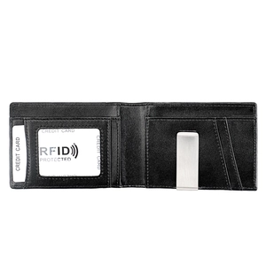 Detailansicht der schwarzen Lederbörse mit RFID-Schutz und metallener Geldklammer