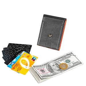 Détail du portefeuille mince en cuir avec fentes pour cartes et bordure orange contrastée