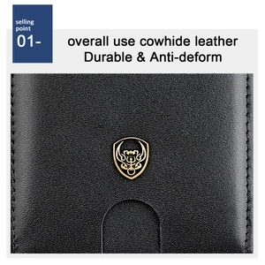 Détail du portefeuille en cuir noir grainé avec logo bouclier doré et fente à cartes