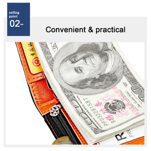 Détail de l'intérieur du portefeuille en cuir orange avec fentes pour cartes et billets