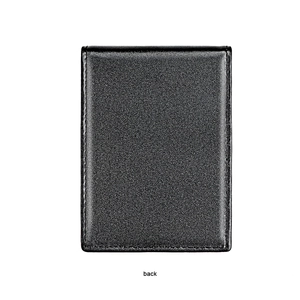 Vue arrière détaillée d'un portefeuille en cuir mince avec texture grainée et coutures