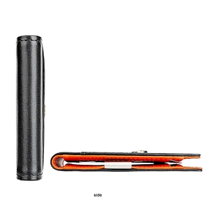 Détail de portefeuille mince en cuir grainé noir avec intérieur orange multicouche