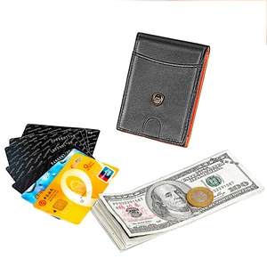 Détail du portefeuille en cuir avec intérieur orange contrasté et fentes pour cartes RFID