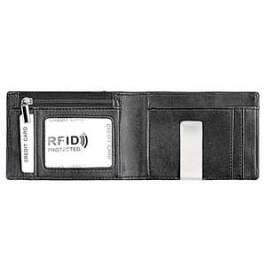 Détail du portefeuille en cuir grainé noir avec blocage RFID et pince à billets argentée
