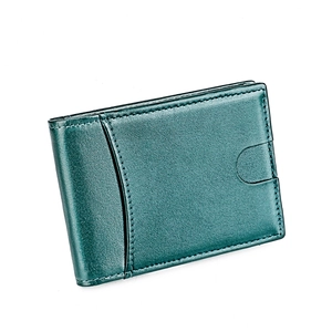 Détail d'un portefeuille fin en cuir vert foncé avec coutures et fente pour cartes