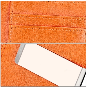 Détail d'un portefeuille en cuir véritable orange vif avec fentes pour cartes et couture