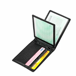 Dettaglio del porta patente in pelle nera con scomparti per carte e finestra trasparente