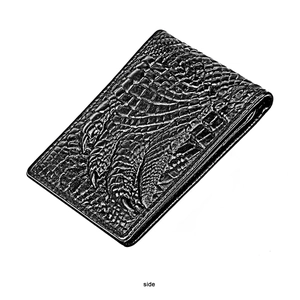 Detailansicht der schwarzen Geldbörse aus Krokodilleder mit 3D Krokodilkralle-Prägung Textur