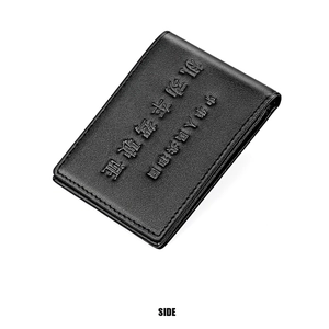 Détail de la texture fine du cuir et des surpiqûres sur cet étui noir pour permis de conduire