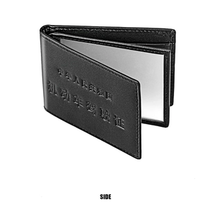 Détail de l'étui fin en cuir noir montrant une texture fine et une couture latérale