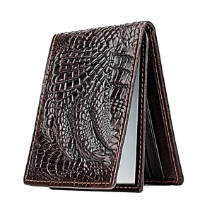 Detailansicht der dunkelbraunen Bifold-Brieftasche mit 3D-Krokodilmuster und Seitennaht