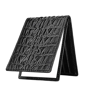 Detail der Echtleder-Brieftasche mit Krokodil-Prägung und mehreren Kartenfächern für Herren