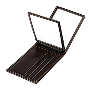 Innenansicht einer dunkelbraunen Lederbrieftasche mit Kartenfächern und zwei Sichtfenstern