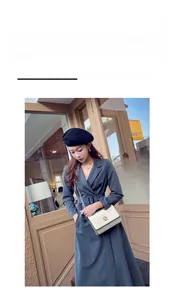 Style de rue d'un trench-coat à double boutonnage avec un sac à bandoulière chaîne