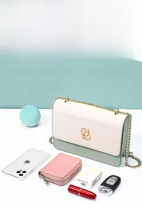 Détail de l'intérieur spacieux d'un sac bicolore avec une bandoulière dorée