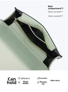 Vue intérieure du sac en cuir vert clair montrant les trois compartiments de rangement