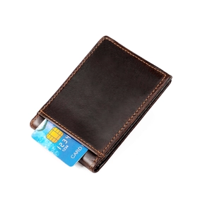 Étui mince en cuir marron foncé pour permis de conduire avec coutures orange sur fond blanc
