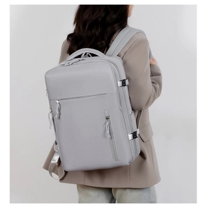 Vista posteriore di un grande zaino business grigio con spallacci ergonomici su modello