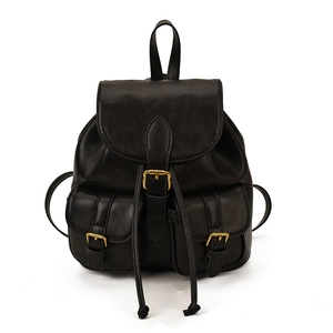 Mochila de viaje vintage en cuero negro con hebillas doradas y bolsillos frontales