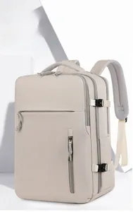 Dettaglio dello zaino da viaggio beige in tessuto impermeabile e scomparti multistrato