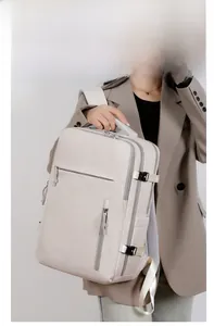 Dettaglio dell'impugnatura imbottita e del tessuto in nylon impermeabile dello zaino beige
