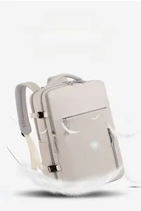 Dettaglio dello zaino crema impermeabile che mostra il tessuto leggero e idrorepellente