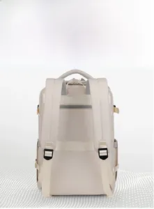 Spallacci imbottiti a S e fascia per trolley su uno zaino da viaggio beige