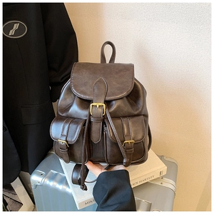 Detalle de mochila de cuero PU vintage con bolsillos de hebilla y cierre de cordón