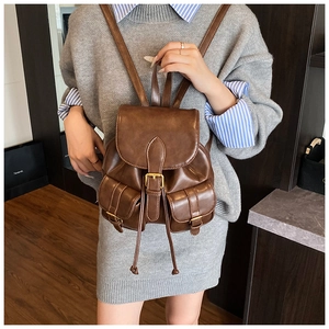 Mochila vintage de cuero PU marrón con vestido de punto para un estilo casual clásico
