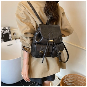Vista detallada de mochila vintage de cuero PU negro con hebillas de bronce y cordón