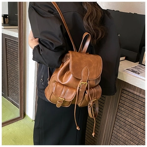 Detalle de la mochila vintage de cuero PU marrón con hebillas retro de cobre y costuras finas