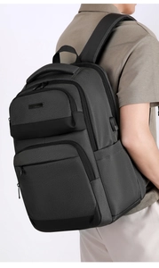 Détail du sac de poitrine gris avec port USB et compartiments multicouches vus de côté