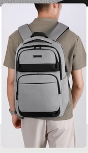 Détail du sac de poitrine gris avec port de charge USB et fermetures éclair multicouches