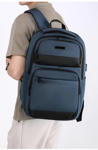 Détail du port de charge USB sur ce sac de poitrine bleu marine en tissu Oxford étanche