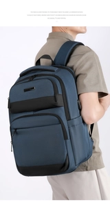 Sac de poitrine pour homme en oxford bleu marine avec port de charge USB et compartiments