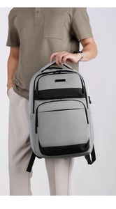Vue détaillée du sac bandoulière avec port de charge USB externe et tissu Oxford