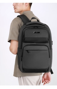 Détail du tissu Oxford gris résistant à l'eau avec port de charge USB externe sur le sac