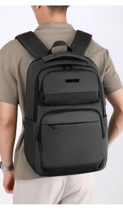 Vue arrière d'un sac à dos homme en Oxford gris avec port USB et compartiments multiples