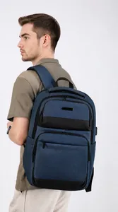 Detalle de mochila de negocios azul marino con múltiples cremalleras y puerto USB
