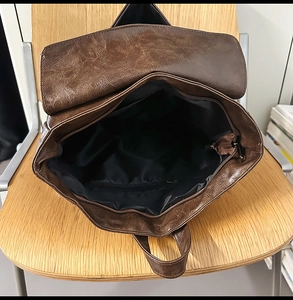 Vue du compartiment principal spacieux avec doublure noire et poche intérieure zippée