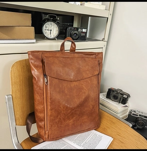 Détail du sac à dos vintage en cuir PU marron avec rabat et fermeture éclair latérale