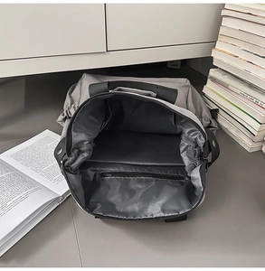Vue intérieure du sac à dos gris montrant le compartiment et la poche zippée noire
