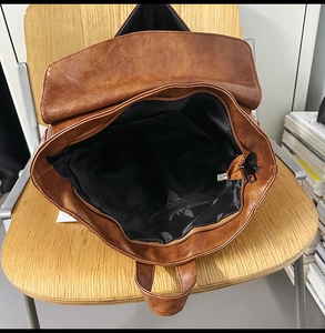 Vue détaillée du compartiment intérieur spacieux et de la doublure du sac à dos vintage marron