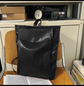 Vue détaillée du sac à dos noir en cuir vintage avec fermeture éclair latérale