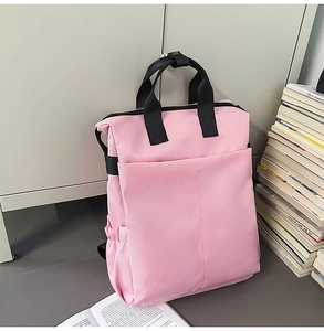 Vue détaillée latérale d'un sac à dos rose en toile avec sangles et poche à cordon
