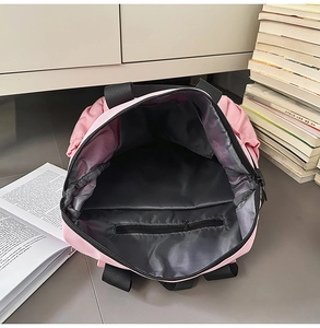 Vue intérieure du sac à dos rose montrant la doublure grise et la poche interne zippée