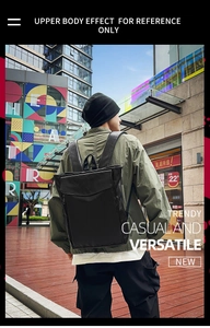 Photo urbaine d'un sac à dos en cuir noir mat montrant les bretelles rembourrées confort