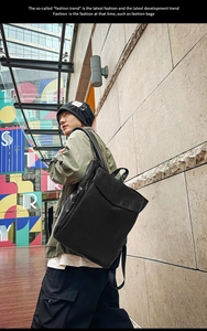 Vue latérale d'un sac à dos vintage en cuir noir dans un décor de rue urbain moderne